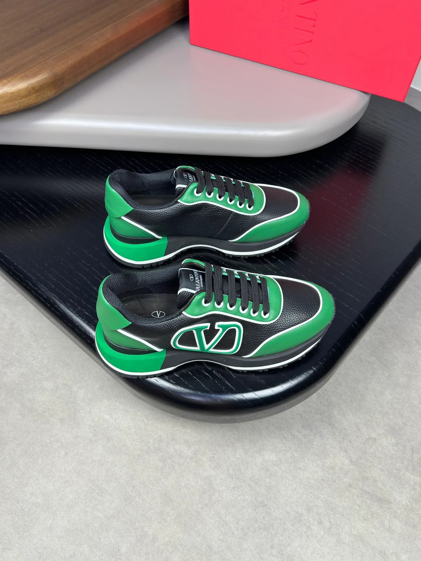 [VALENTINO] Valentino men's shoes 💰500💰 - High-end quality original order - Upper: 🔝 Nappa calf leather, tumbled calf leather, sewn brand plastic totem - Lining: brand mesh canvas, foot pad; water-dyed cow leather - Outsole: multi-color wear-resistant velvet·rubber; combined molded outsole -Super high quality control·Fine workmanship: highlighted (high-end·luxury·grade) -Size :38-44 (45 can be customized)·3300